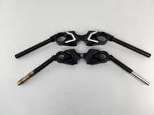 تحميل الصورة في عارض المعرض ، VooDoo Top Triple Tree for Suzuki Hayabusa 2022–2026 – 1-Piece CNC Billet Clamp with Integrated Handlebars