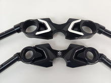 تحميل الصورة في عارض المعرض ، VooDoo Top Triple Tree for Suzuki Hayabusa 2022–2026 – 1-Piece CNC Billet Clamp with Integrated Handlebars