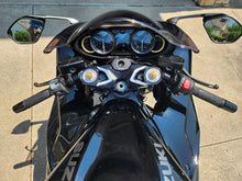تحميل الصورة في عارض المعرض ، VooDoo Top Triple Tree for Suzuki Hayabusa 2022–2026 – 1-Piece CNC Billet Clamp with Integrated Handlebars