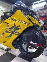 Load image into Gallery viewer, هيابوسا 08 - 22 Montgomery من موتغومري LAND SPEED FENDER مصد أمامي من ألياف الكربون - BOOST BOX PERFORMANCE Montgomery MotorsportsMM - HAY - CARB