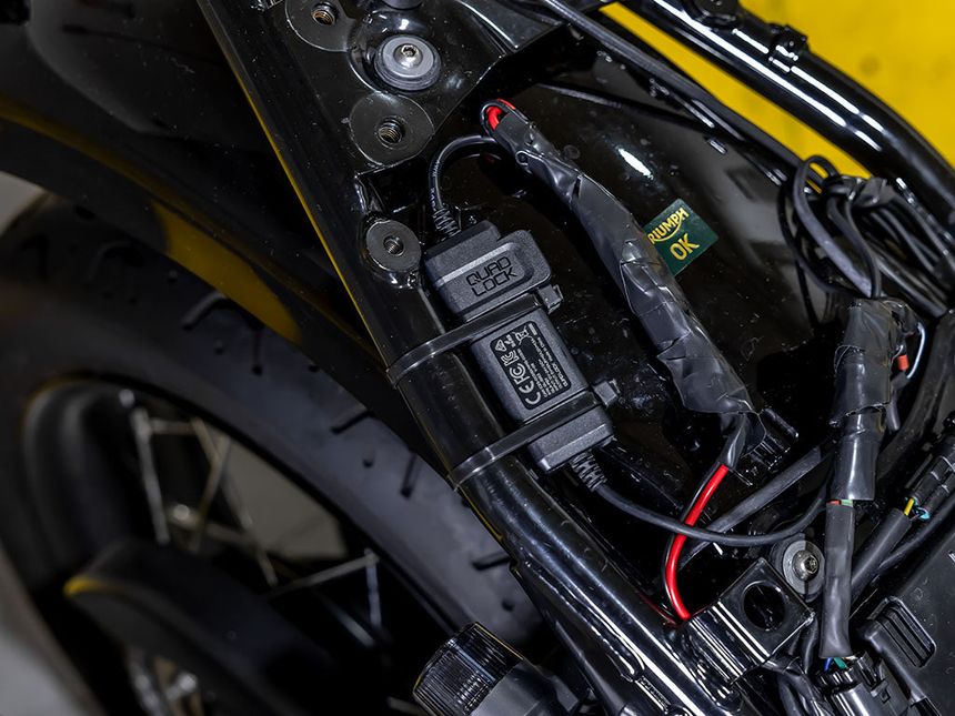 Quad Lock من كواد لوك Waterproof 12V To USB Smart Adaptor 12 فولت لمحول يو أس بي ذكي - BOOST BOX PERFORMANCE Quad LockQLA - PBX